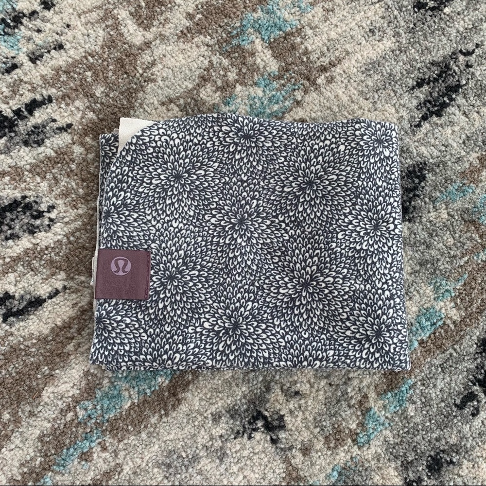 Lululemon The Small Towel in Plush Petal Black Ghost. - Picture 2 of 4